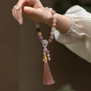 Държейки лилаво гривна с четка от естествен черешов цвят и агата около пръстите Rouwen play bracelet 18 в ретро стил